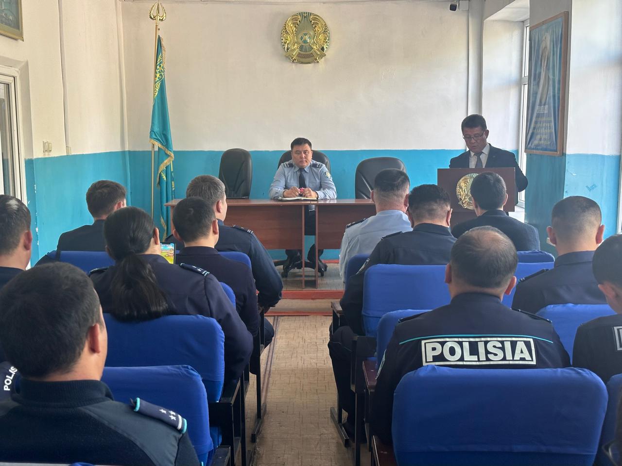 Өкіл Мойынқұм ауданы полиция бөлімінің жеке құрам қызметкерлерімен кездесу өткізді