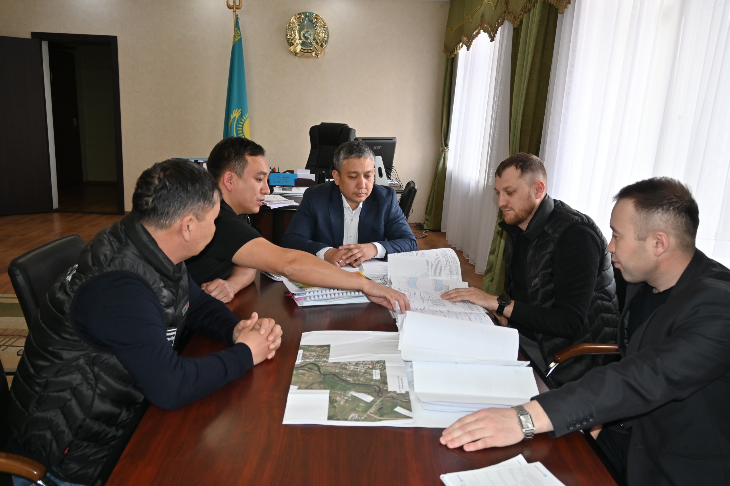 Сандықтау ауданының әкімі техникалық қадағалаумен кездесу өткізді