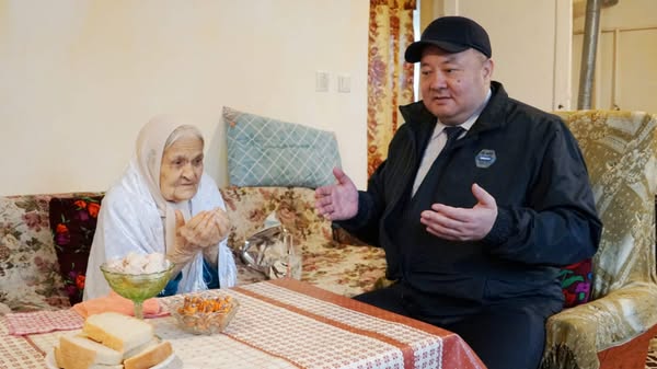 ЖӘНІБЕК АҒЫБАЕВ ТЫЛ АРДАГЕРІНЕ ҚҰРМЕТ КӨРСЕТТІ