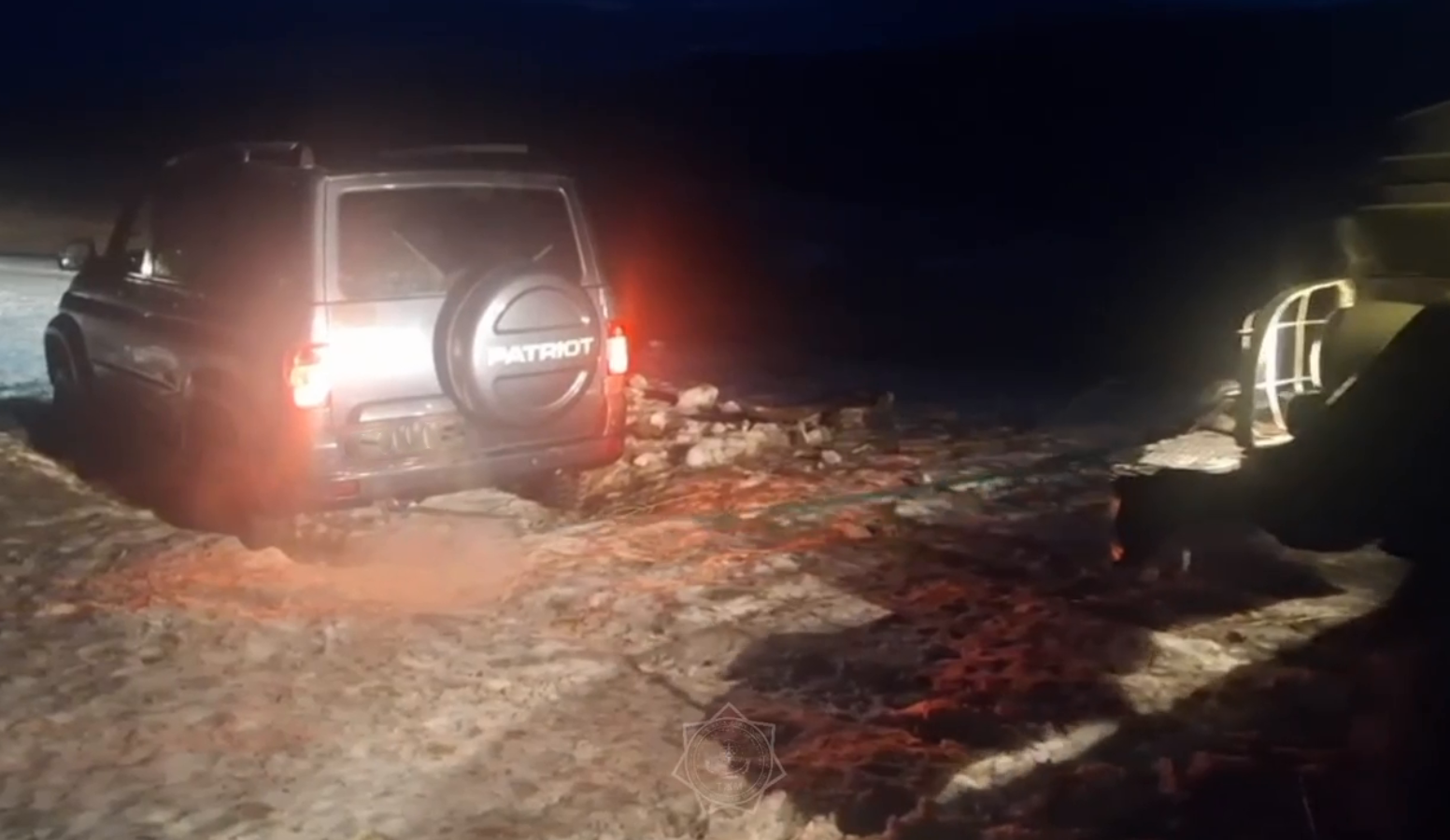 ТЖД қызметкерлері саяхатшыларға көмекке келді