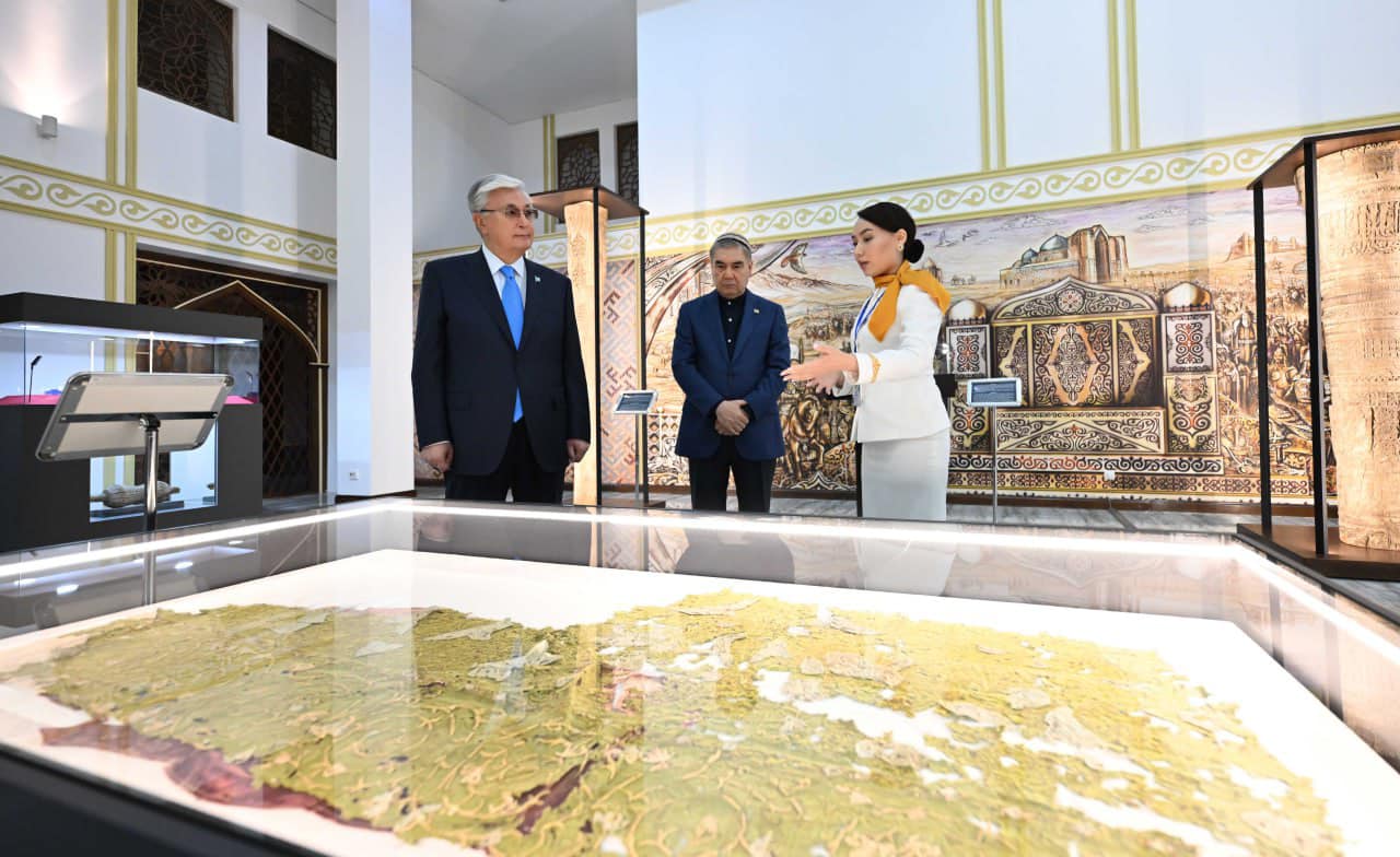 ҚАЗАҚСТАН ПРЕЗИДЕНТІ МЕН ТҮРІКМЕНСТАН ХАЛК МАСЛАХАТЫНЫҢ ТӨРАҒАСЫ TURKISTAN ВИЗИТ ОРТАЛЫҒЫНА БАРДЫ