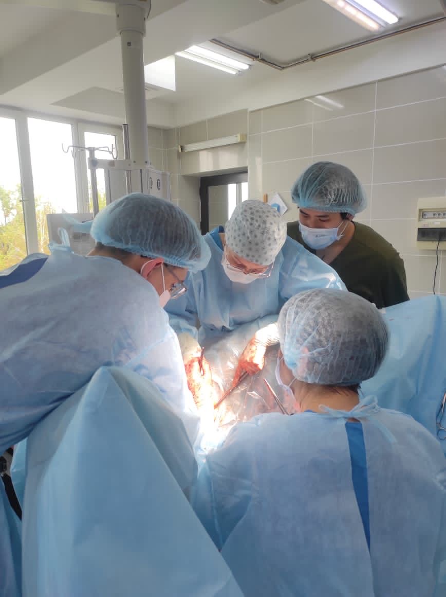 АЛМАТЫДА ӘЛЕМНІҢ ҮЗДІК ХИРУРГТАРЫ ТІКЕЛЕЙ ЭФИРДЕ БІРЕГЕЙ ОПЕРАЦИЯЛАР ЖАСАДЫ