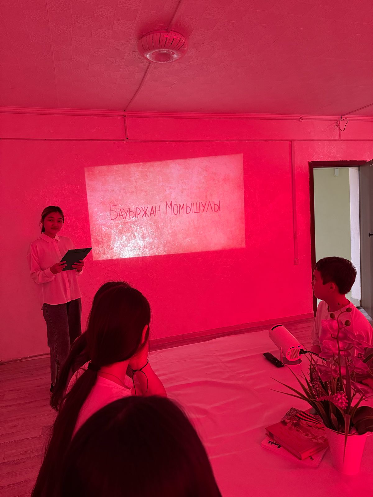 Жастар ресурстық орталығының ұйымдаствруымен “Жалынды жастар” коворкинг залында «Ер есімі – ел есінде» атты патриоттық іс-шара өтті