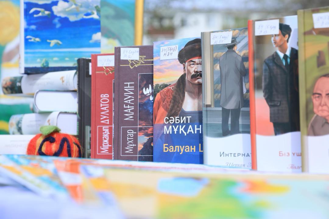 Ұлттық кітап күні: 500 метрлік гүлзар алаңында ақтөбеліктер кітап әлеміне саяхаттады