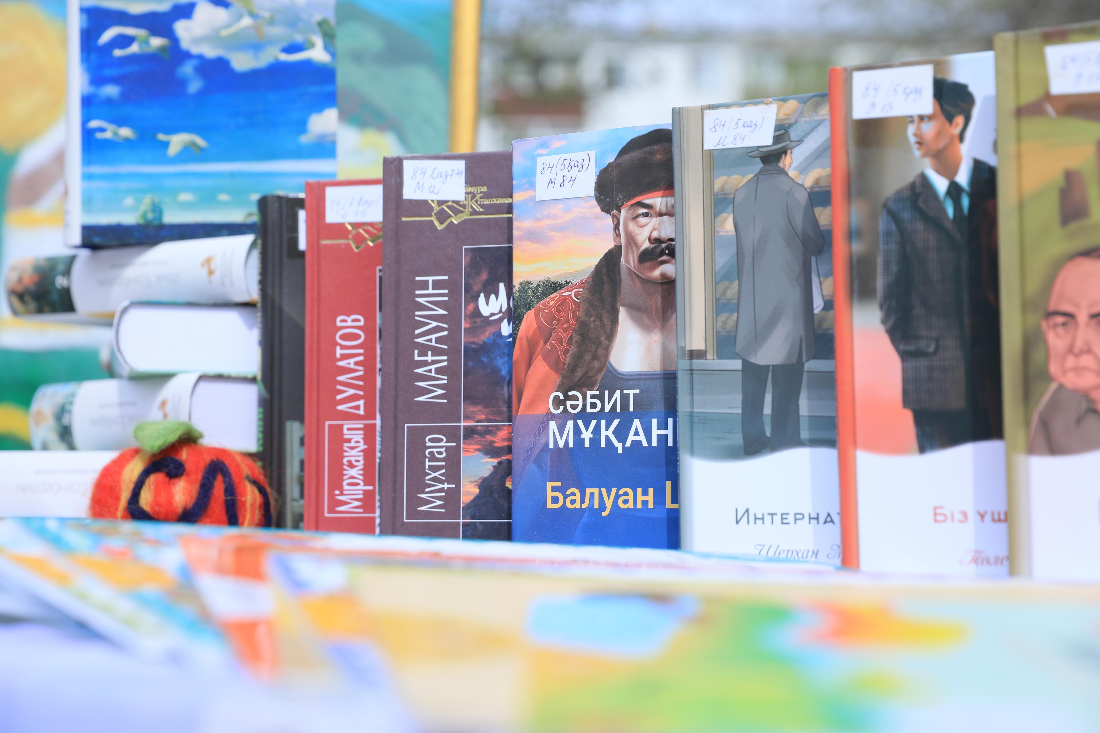 Национальный день книги: актюбинцы отправились в литературное путешествие по 500-метровой аллее