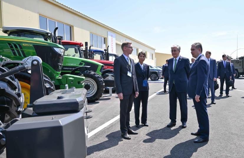 🇰🇿🇹🇲ҚАСЫМ-ЖОМАРТ ТОҚАЕВ ПЕН ГУРБАНГУЛЫ БЕРДІМҰХАМЕДОВ ӨНЕРКӘСІП КӨРМЕСІН АРАЛАП КӨРДІ