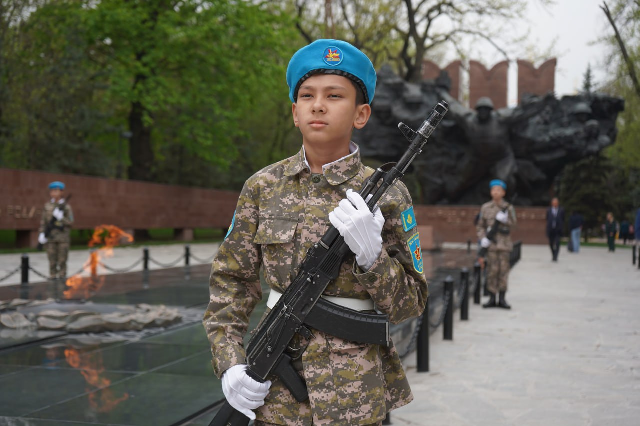 Алматының оқушылары Мәңгілік алаудың алдына құрмет көрсету күзетіне шықты