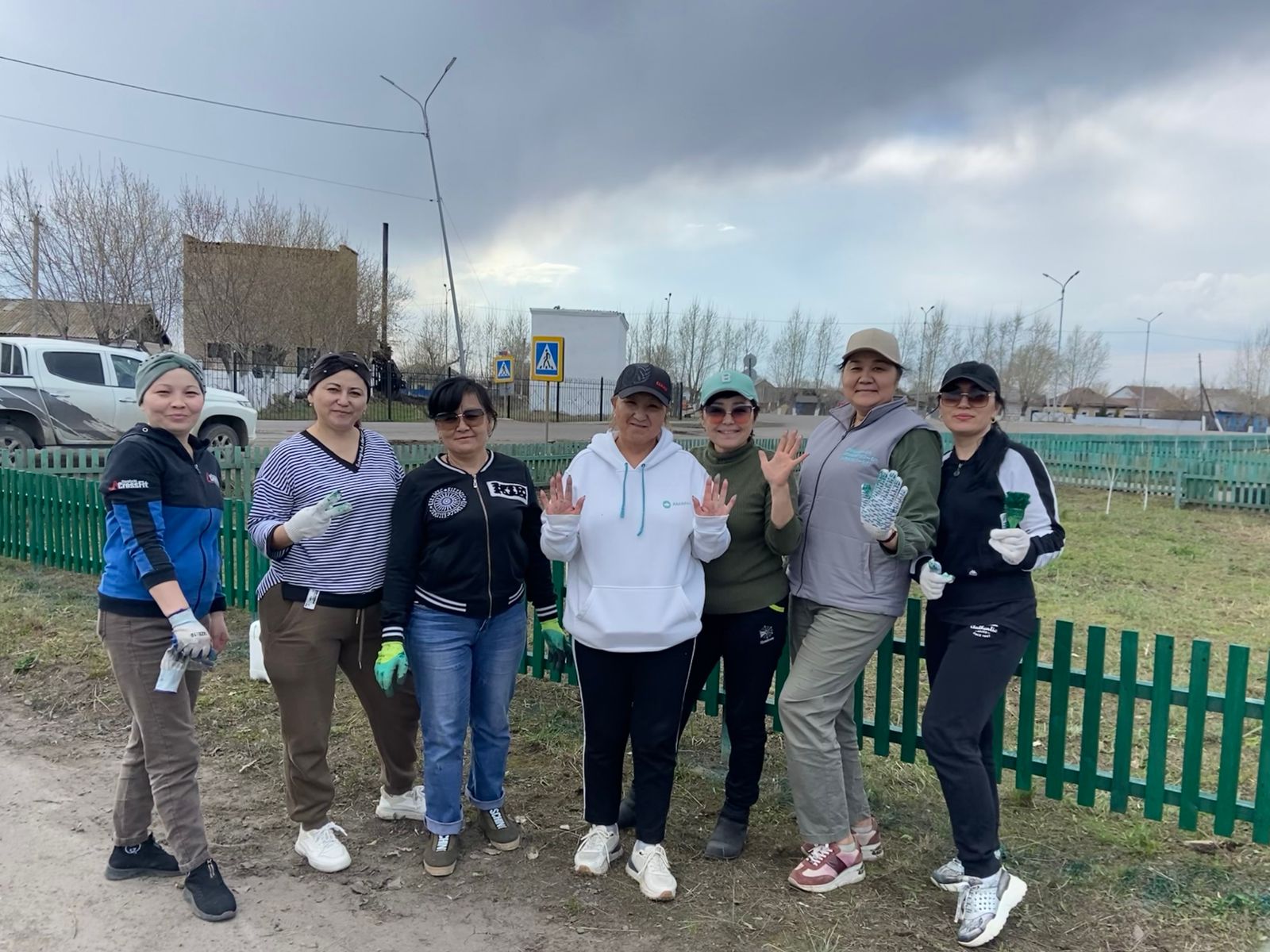 Бүгін «Таза Қазақстан» акциясы аясында облыстық, аудандық мәслихат депутаттары мен аппарат қызметкерлері, қоғамдық кеңес мүшелері сенбілік ұйымдастырды.