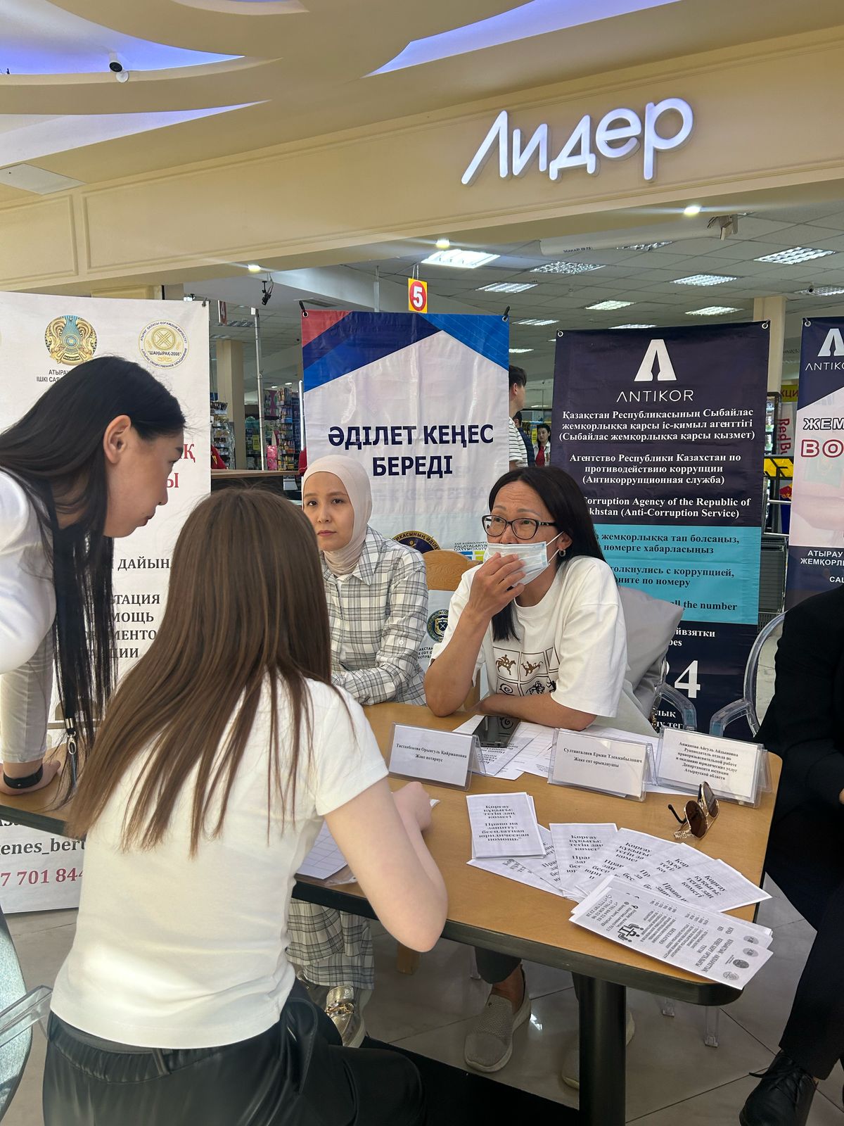 Закон и порядок: мобильная антикоррупционная группа Атырауской области оказала правовую помощь городским жителям