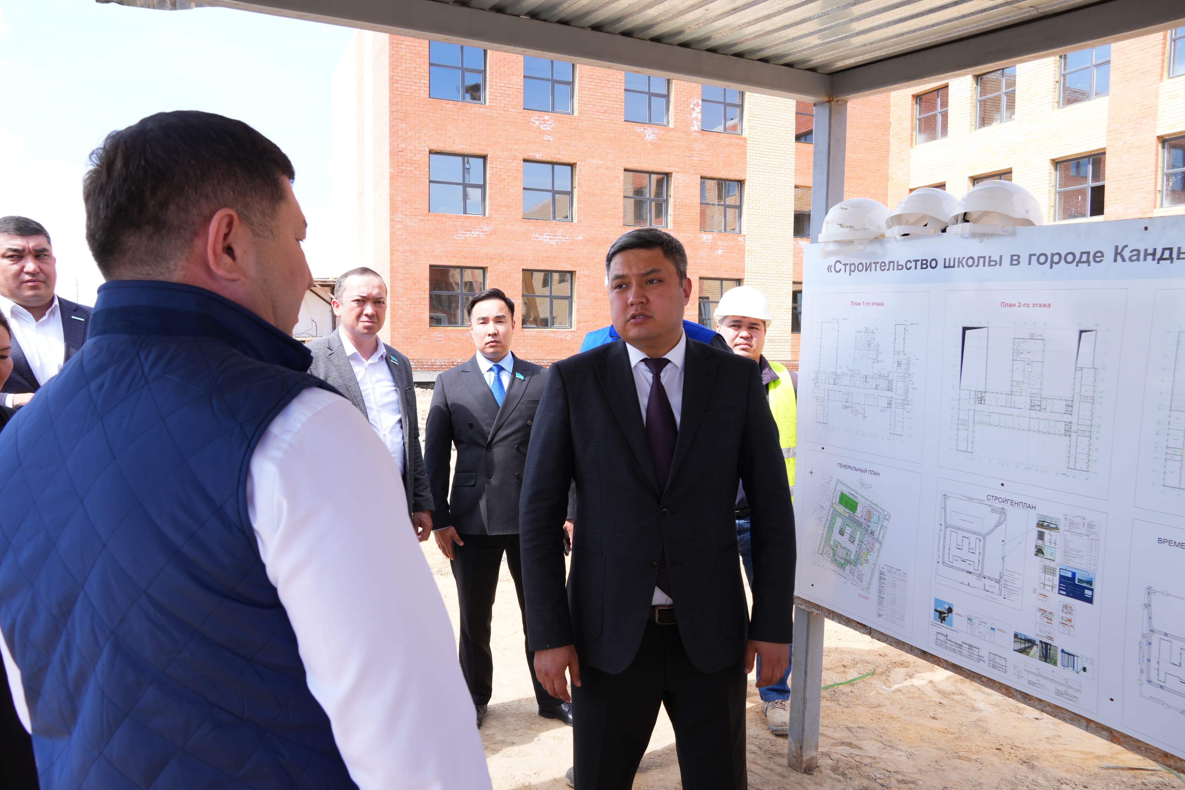 ДЕПУТАТТАР  ҚҰРЫЛЫС  НЫСАНДАРЫН  АРАЛАДЫ