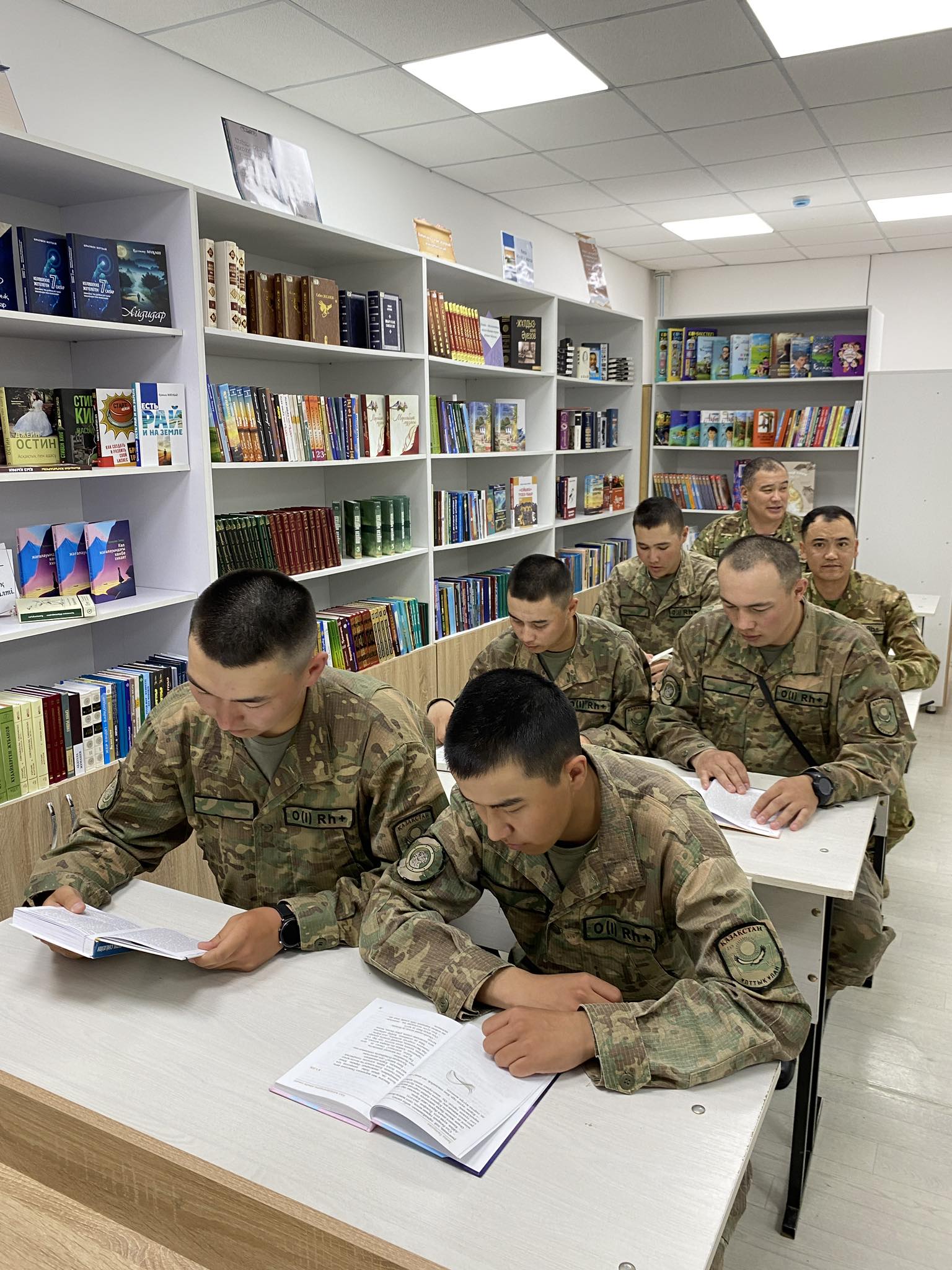 ТҮРКІСТАНДА ҰЛТТЫҚ КІТАП КҮНІ ҚҰРМЕТІНЕ ӘСКЕРИ БӨЛІМДЕ ЖЫЛЖЫМАЛЫ КІТАПХАНА ПУНКТІ АШЫЛДЫ
