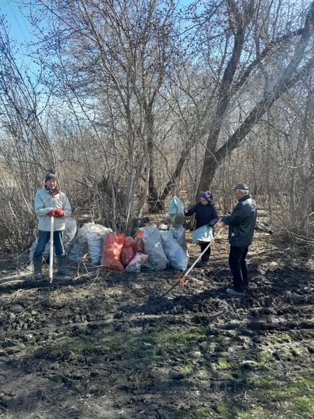 Ауылдастарымыз лақтырған қоқысты, біздің қоғамдық жұмысшылар жинады, өкінішке орай бұл бірінші рет емес.