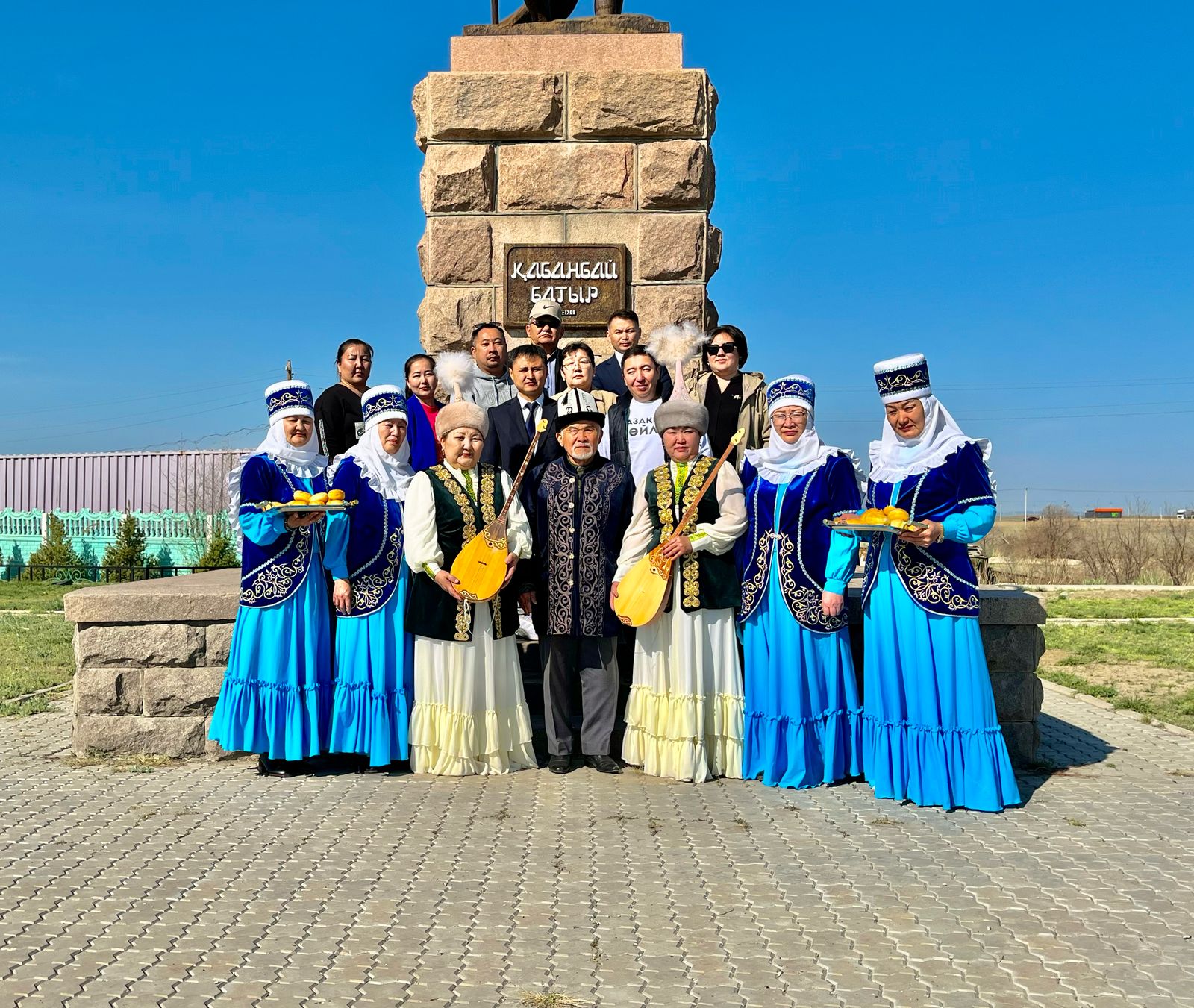 Алматы қаласынан арнайы келген “ASSYLTAS” қоғамдық қоры өңірге 14 000 кітап сыйға тартты