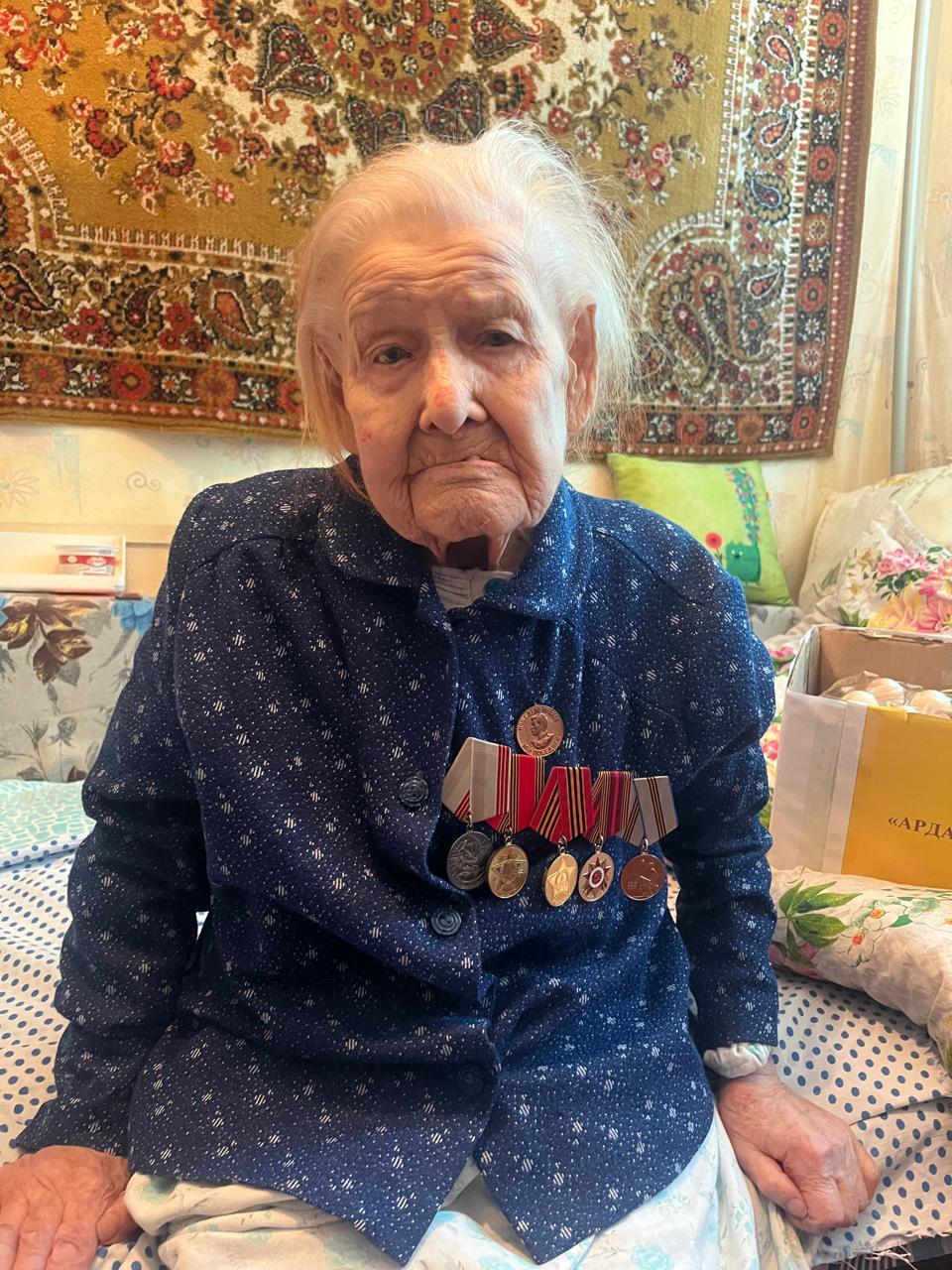 «Ардағым – ардагерім» акциясы аясында Ұлы Отан соғысының 80 жылдығына орай тыл еңбеккеріне азық-түлік қоржыны табысталды