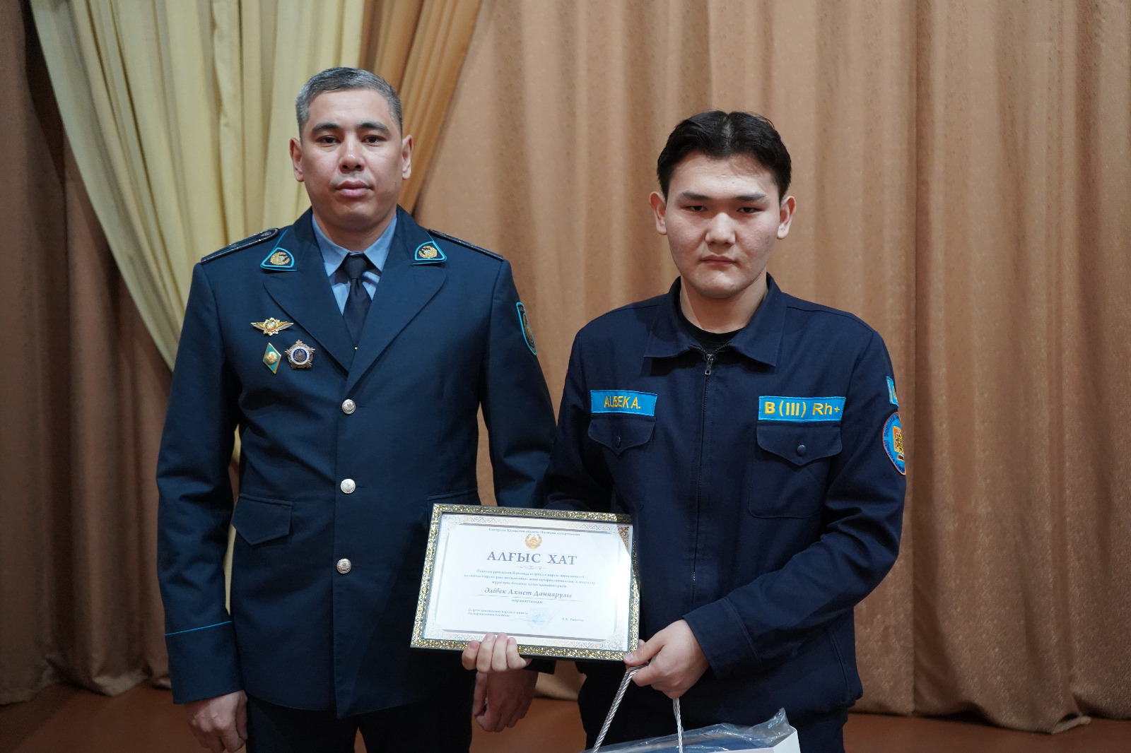 Полицейлер есірткіге қарсы фильмді түсіруге атсалысқан студенттерді марапаттады