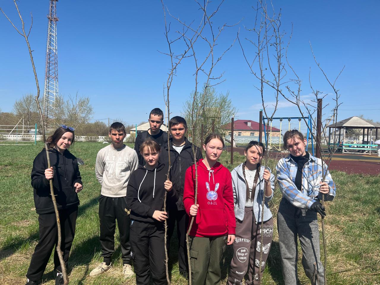 Молодежь села Новокиенка принимает активное участие в озеленении села