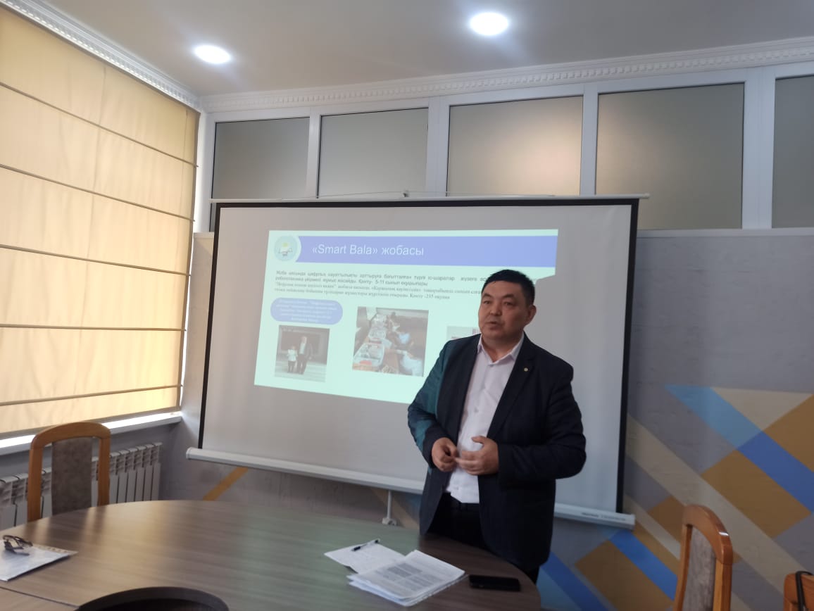 2 сәуір күні білім бөлімінің басшысы Н. Онсовичке мектеп директорлары есеп берді