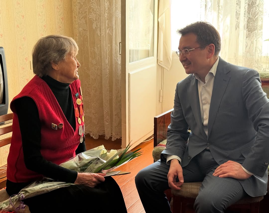 Қала әкімі концлагерьлердің бұрынғы тұтқындарын аралады