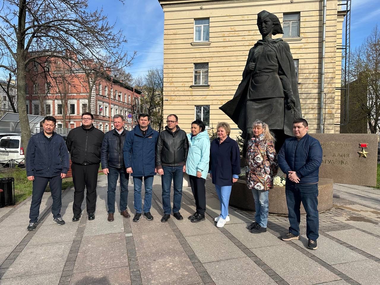 Санкт-Петербург, 24 апреля т.г. – В преддверии торжественно-памятных мероприятий, приуроченных к 80-летию Победы советского народа в Великой Отечественной войне 1941-1945 годов, сотрудники Генерального консульства провели уборку у памятника Героя Советского Союза А.Молдагуловой