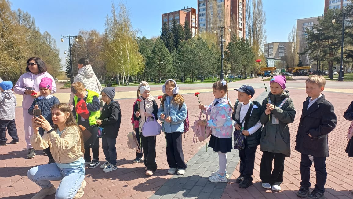 Жеңістің 80 жылдығына орай ескерткіштерге гүл шоқтарын қою