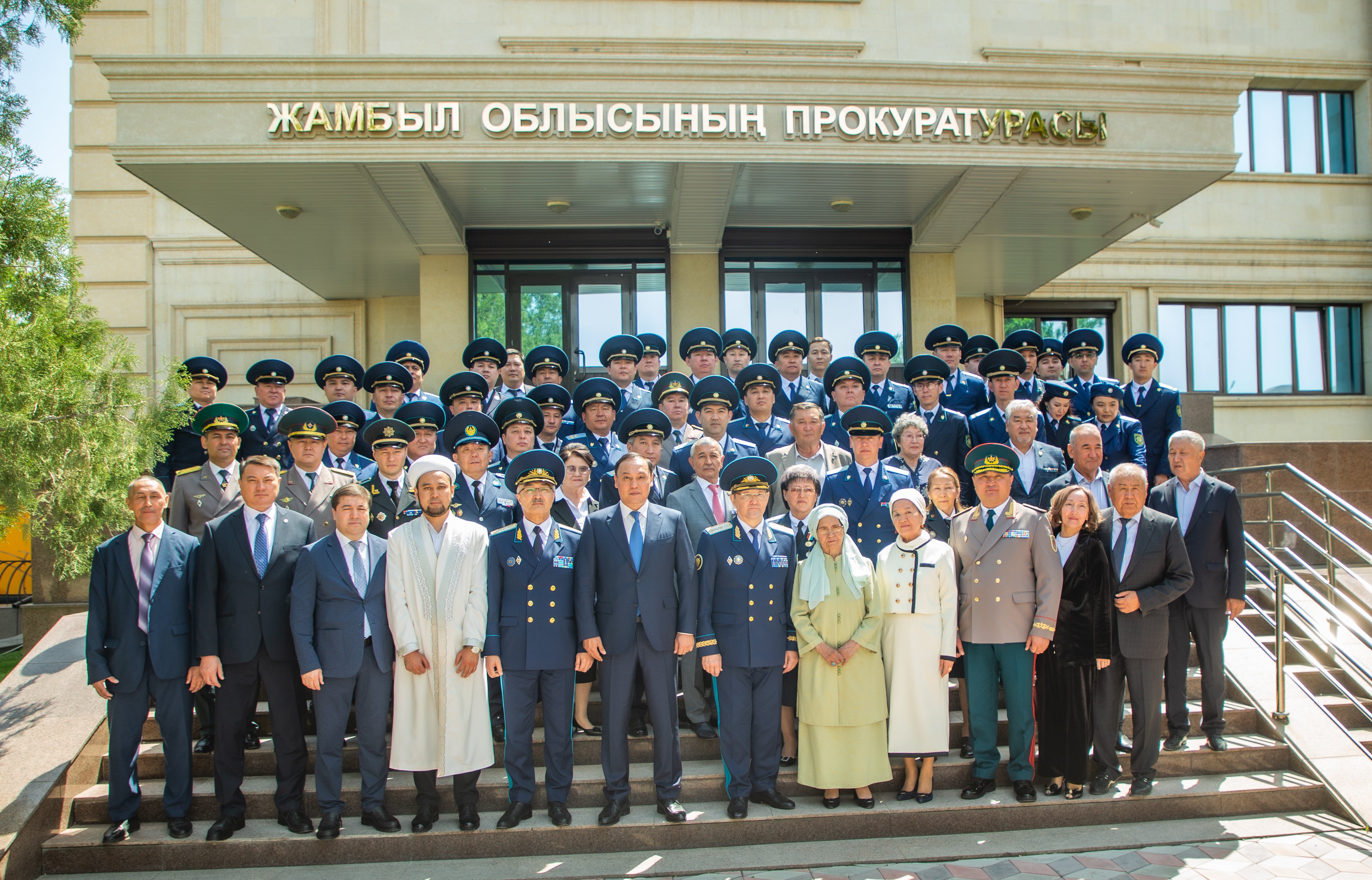 Вечная память: открытие мемориальной плиты в честь Бауыржана Момышулы и ветеранов прокуратуры