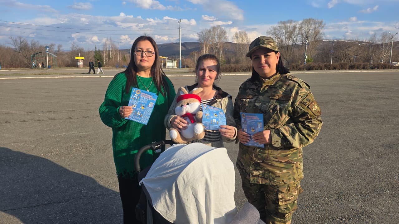 «Қауіпсіз терезелер» акциясы Алтайдың қоғам белсендісі және блогер Сауле Бахтиярованың қолдауымен өтті