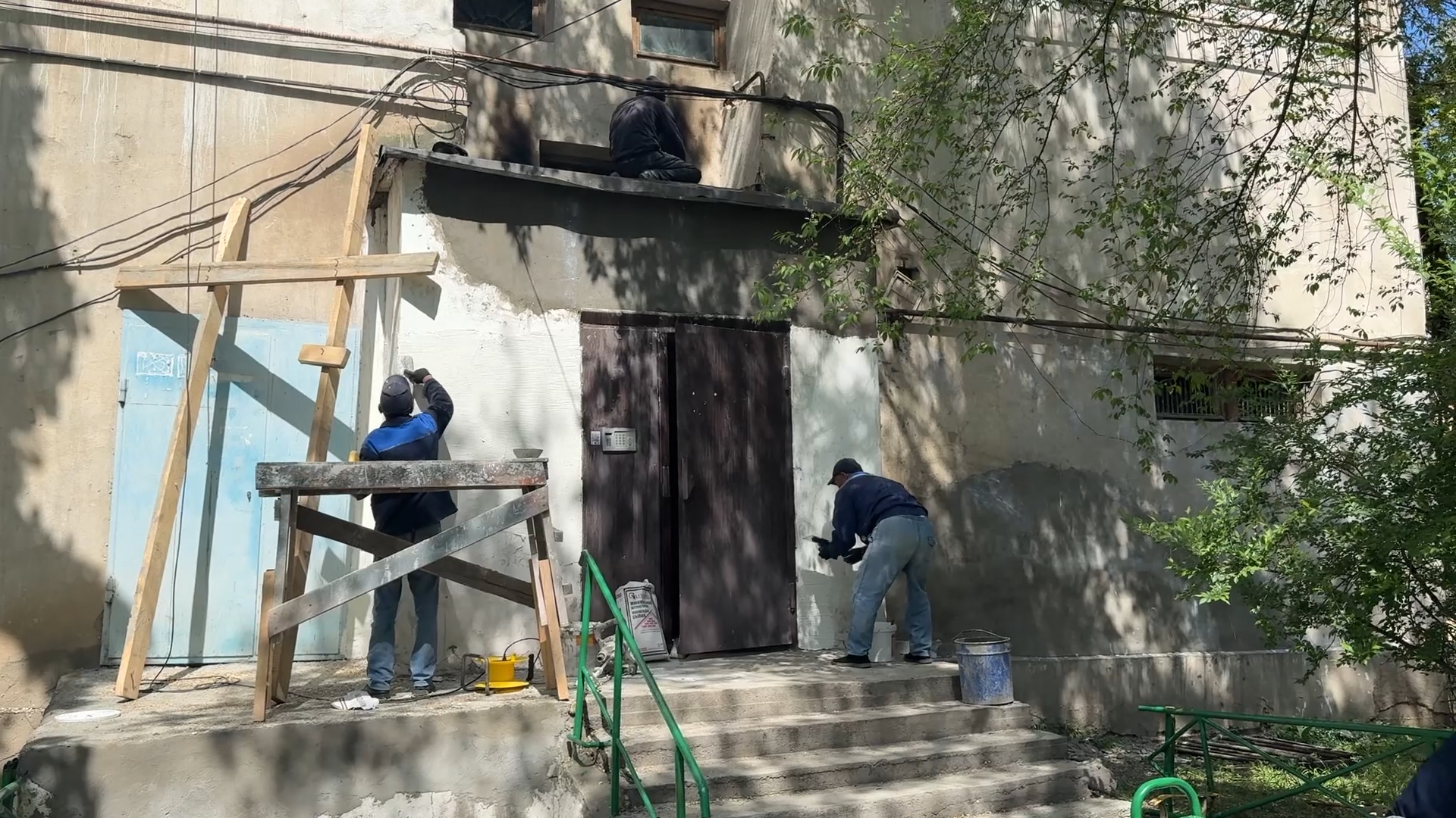 Таразда әскери қызметшілер майдангердің үйінің қасбетіне жөндеу жүргізді
