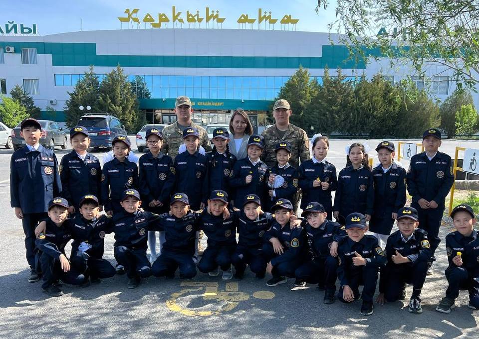 Кадет сыныбының оқушылары әуежай маңында