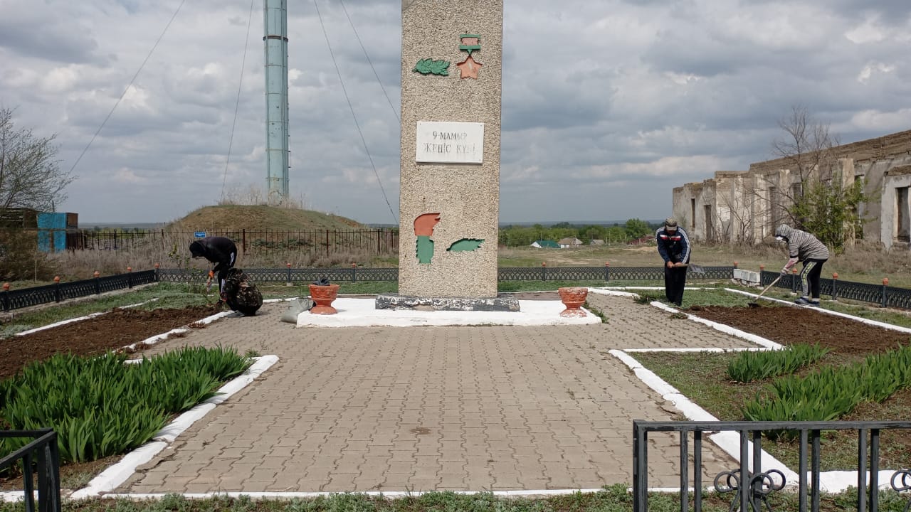 Саржансай ауылындағы обелискте абаттандыру жұмыстары жүргізілді