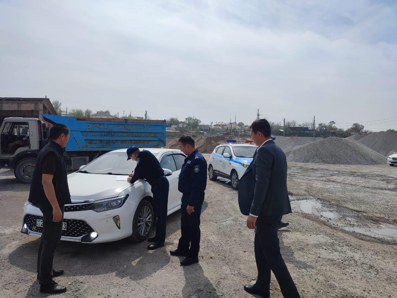 Шардара АПБ-мен бірлесіп, мобильді топ заңсыз жер қойнауын пайдаланудың алдын алу мақсатында аудан аумағында рейдтік шаралар жүргізді.