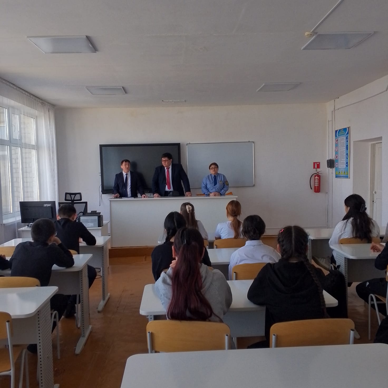Урюпинка ауылының жалпы білім беретін мектебінің оқушылар алдында Ақмола облысы Әділет департаментінің бөлім басшысы  сөз сөйледі