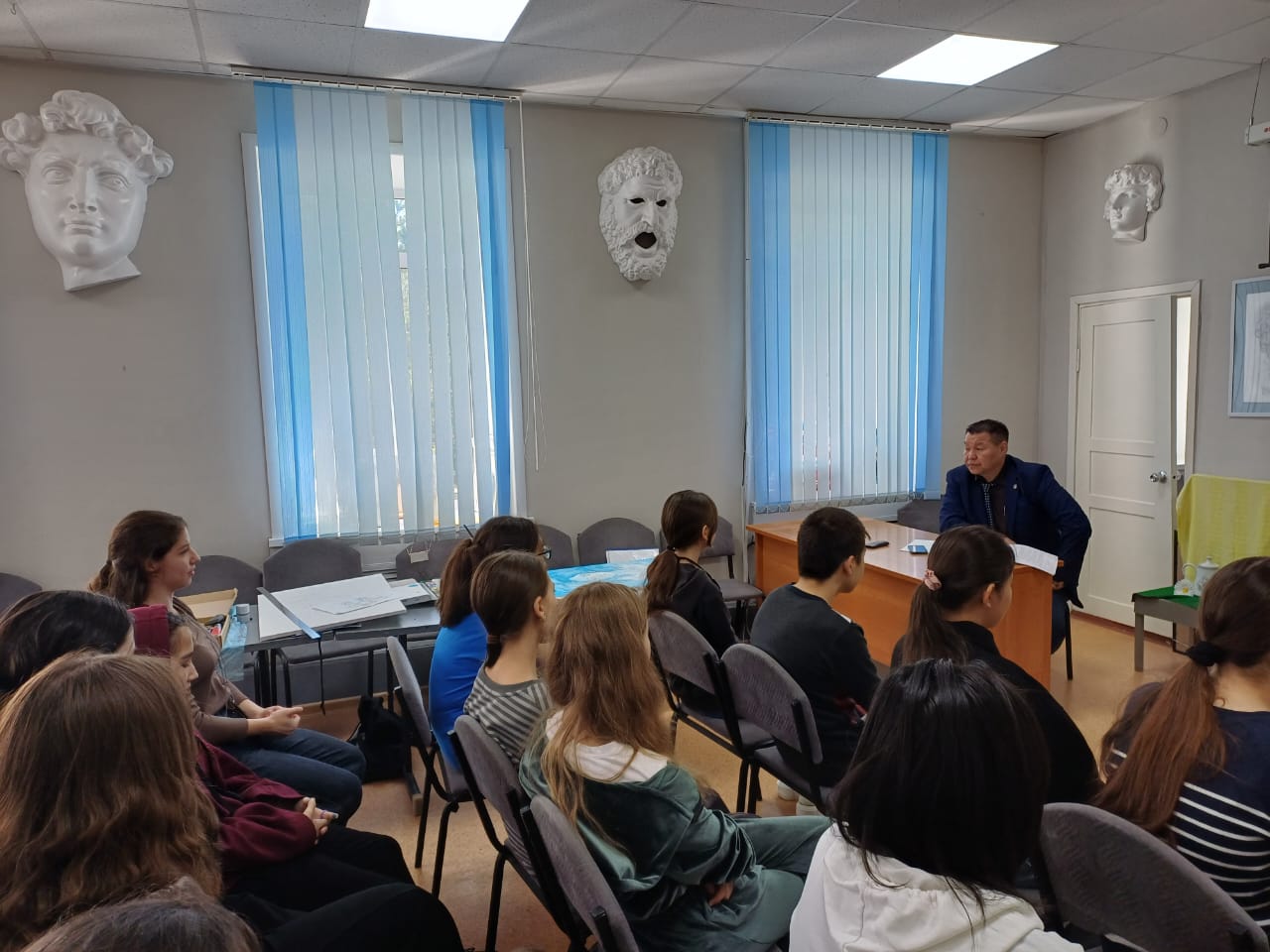 Көкшетау қаласындағы көркемсурет мектебінің ғимаратында зияткерлік меншік құқығы бөлімінің басшысы K.Ш. Сандыбай «Біз контрафактілік іске қарсымыз, сыбайлас жемқорлық – ауру, оған қарсы күрес – біздің парызымыз» деген тақырыпта дәріс өткізді.