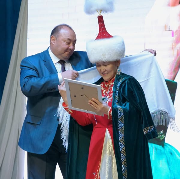 КЕЛЕС ӨҢІРІНДЕ АҚМАРАЛ ЛЕУБАЕВАНЫҢ ШЫҒАРМАШЫЛЫҚ КЕШІ ҰЙЫМДАСТЫРЫЛДЫ