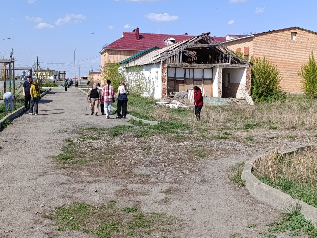 мектеп аумағын тазалау