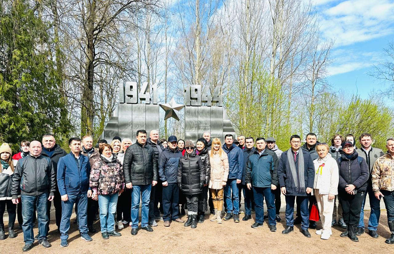 Санкт-Петербург, 25 апреля т.г. - в преддверии 80-летнего Юбилея Победы, Сотрудники Генерального консульства приняли участие в организованном Правительством Ленинградской области международном субботнике,  который состоялся на Невском пятачке и Синявинских высотах, где установлены мемориалы войнам-казахстанцам, погибшим при обороне Ленинграда
