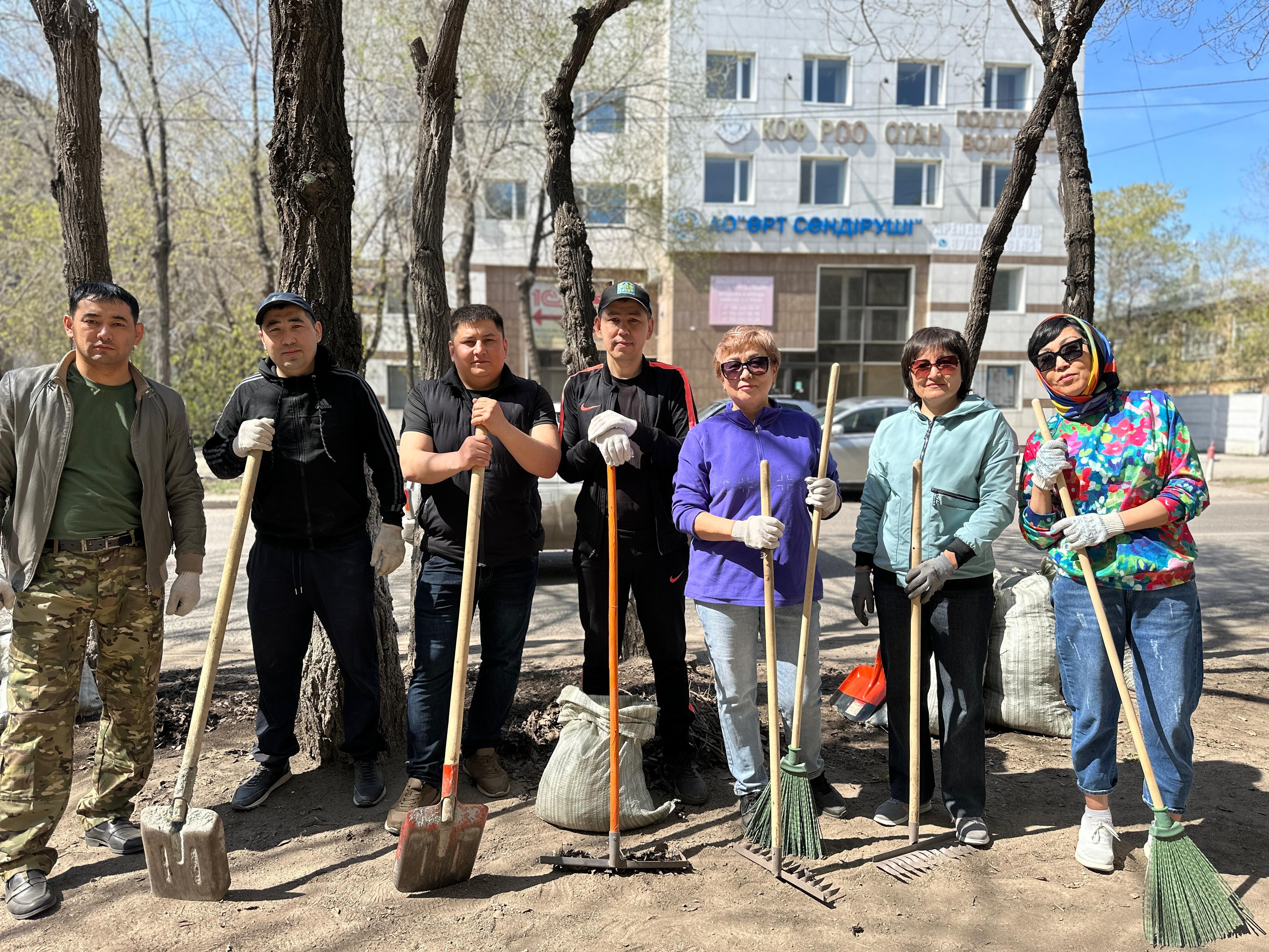 Карагандинские спасатели приняли участие в общегородском субботнике