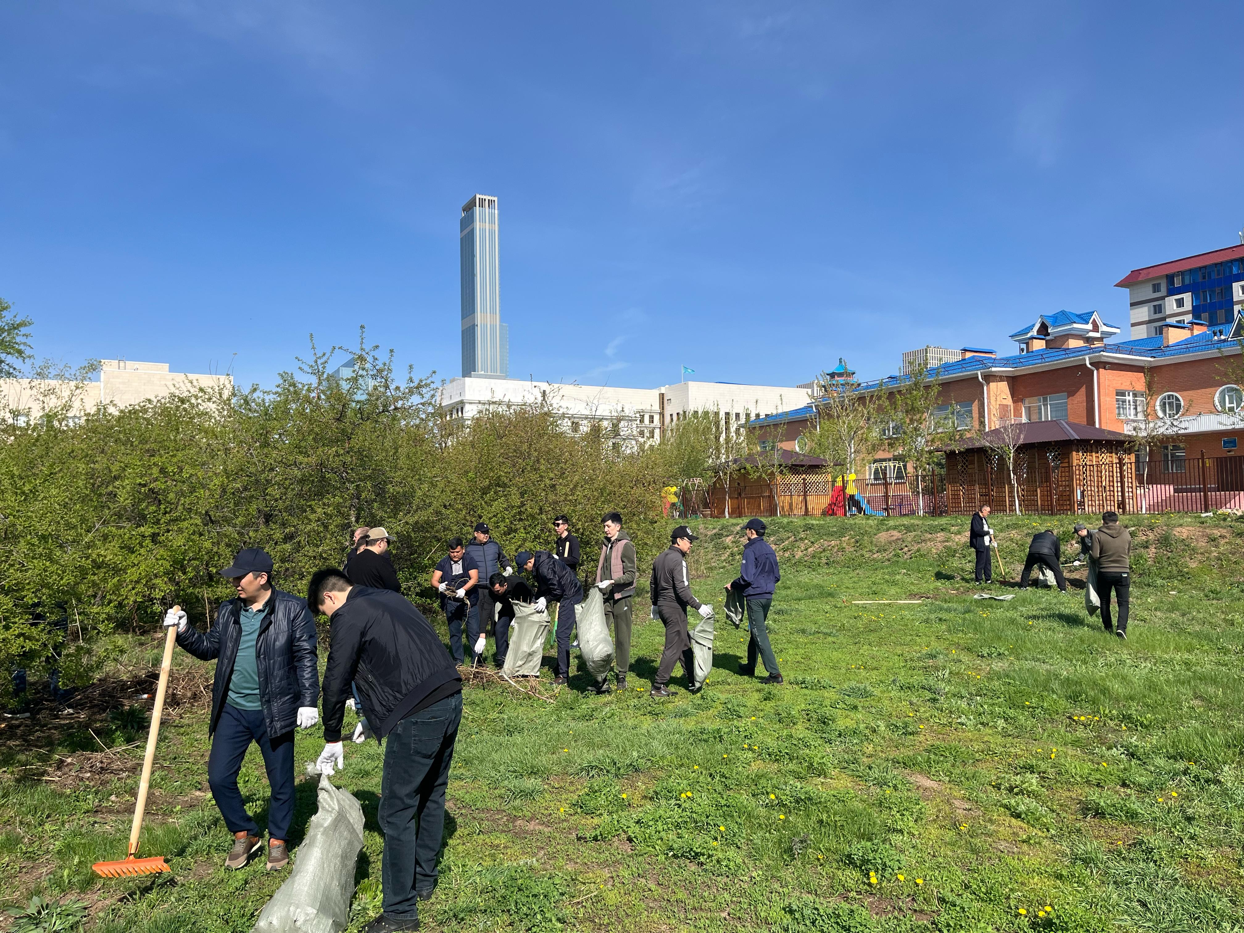 Прокуроры приняли участие в общегородском субботнике в рамках программы «Таза Қазақстан»