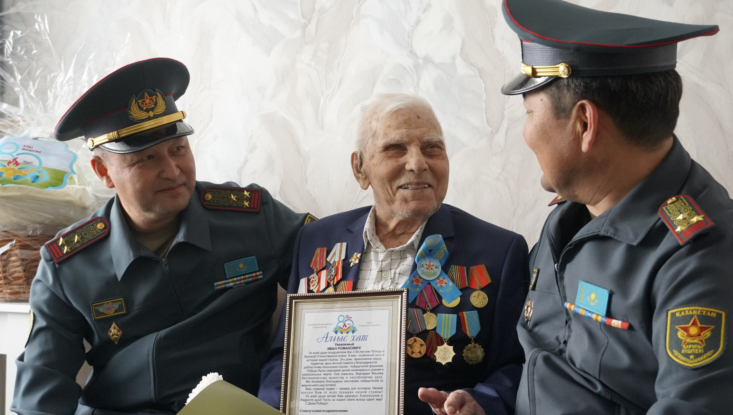 Абай гарнизонында ардагерлерді Жеңіс күнімен құттықтады