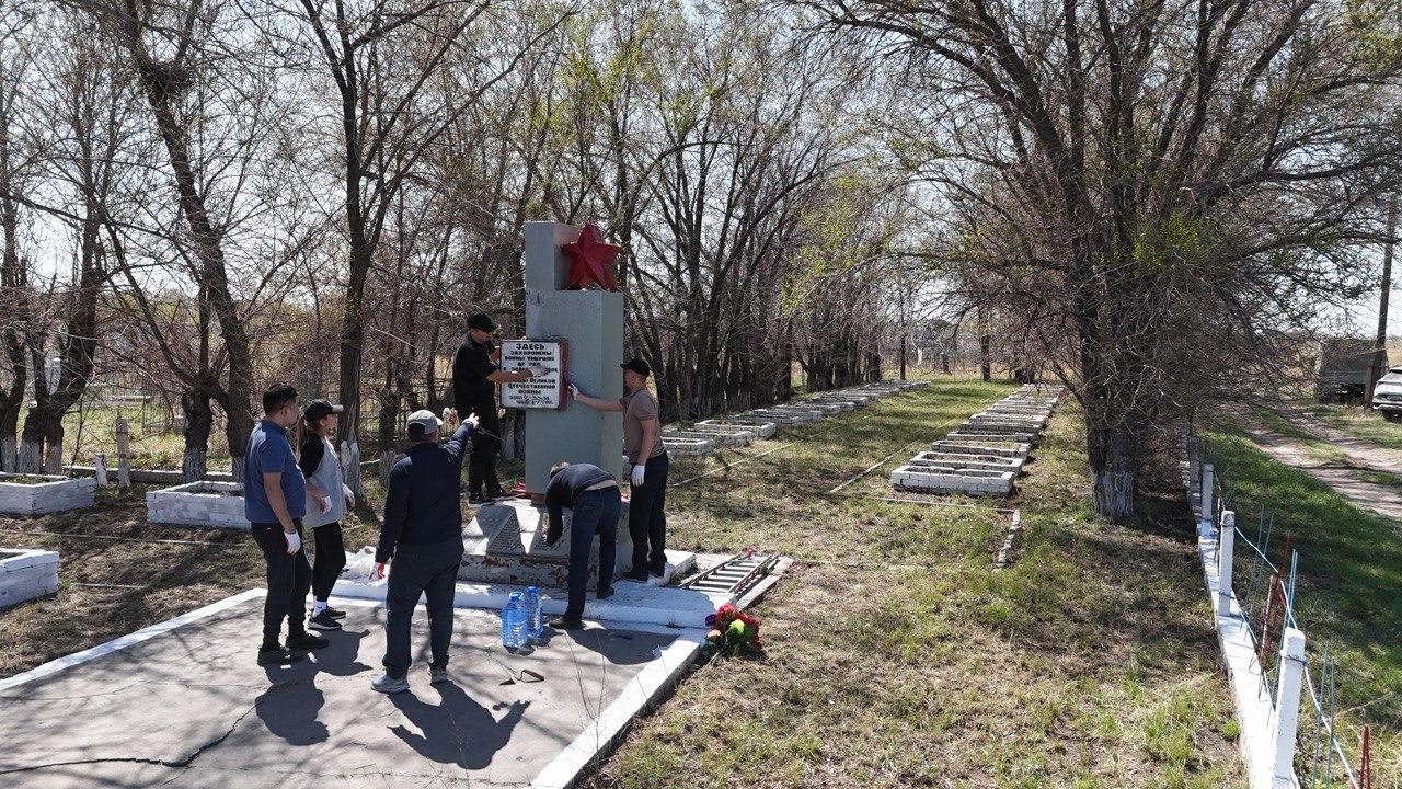 Сыбайлас жемқорлыққа қарсы қызметтің Абай облысы бойынша департамент қызметкерлері мемориалдарда сенбілік өткізді