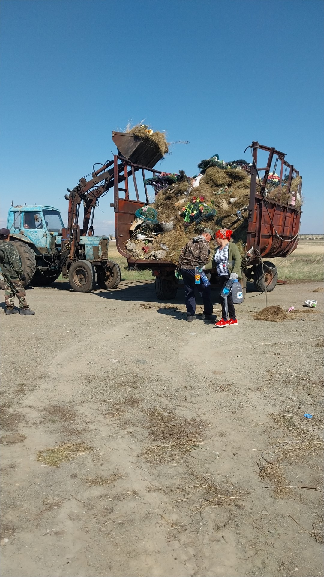В рамках экологической программы «Таза Қазақстан» был организован вывоз мусора на православном кладбище