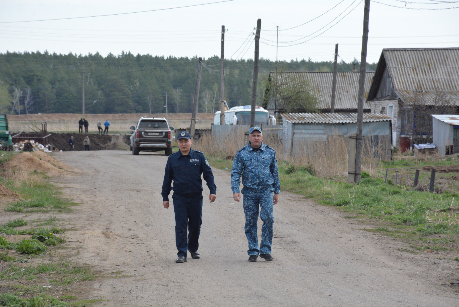 Полиция Большая Малышка ауылының тұрғындарына су басу қаупі кезінде көмек көрсетуде