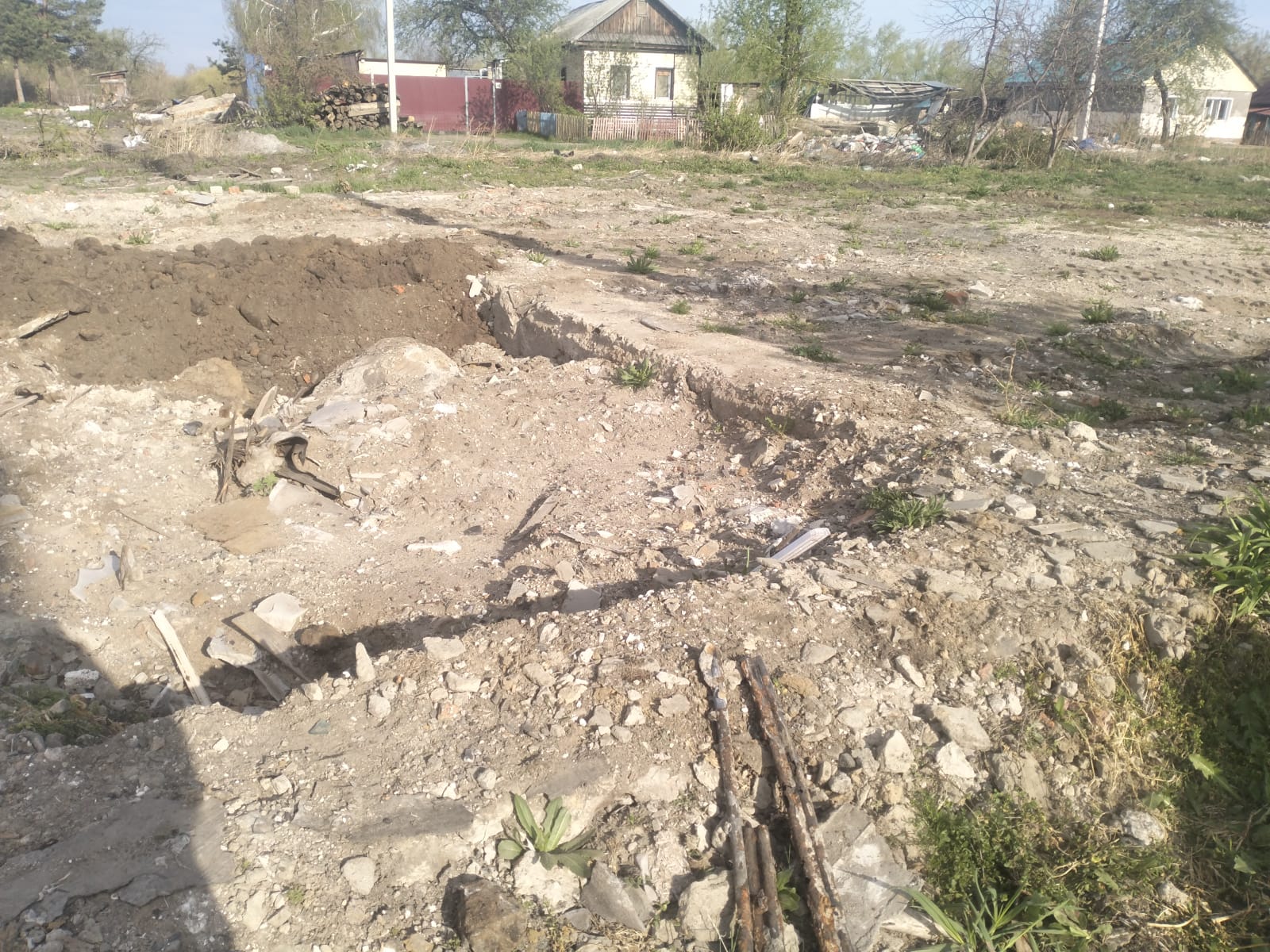 Полицейлер су тасқынына қарсы жұмыстарды жүргізу кезінде ескі іргетастан табылған қару ұңғыларын тауып алды