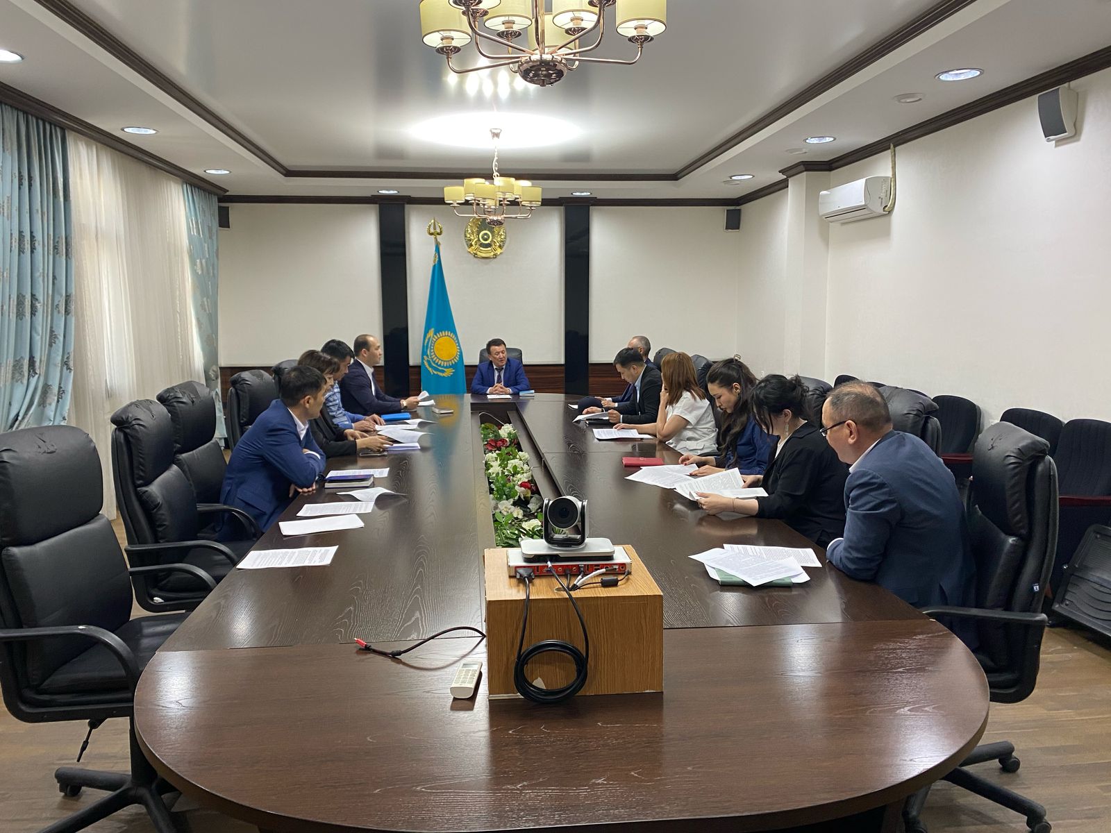 қоғамдық кеңестін мүшесі «Зияткер ұстаз» қоғамдық бірлестігінің төрағасы Өмір Шыныбекұлы және жұмысшы тобымен жария талқылау өткізілді.