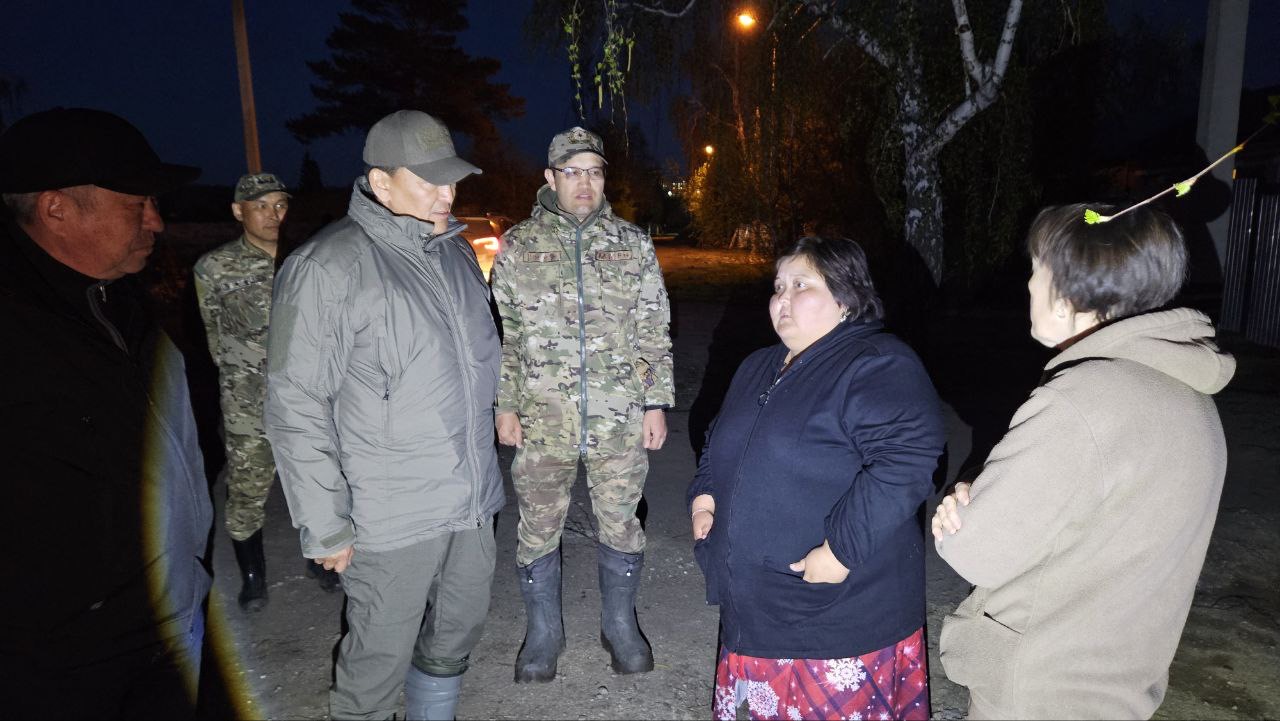 Аким СКО на лодке посетил поселок Заречный