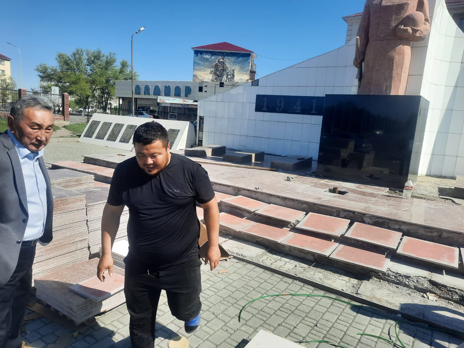 Ескерткішке жөндеу жұмыстары жүргізілуде.