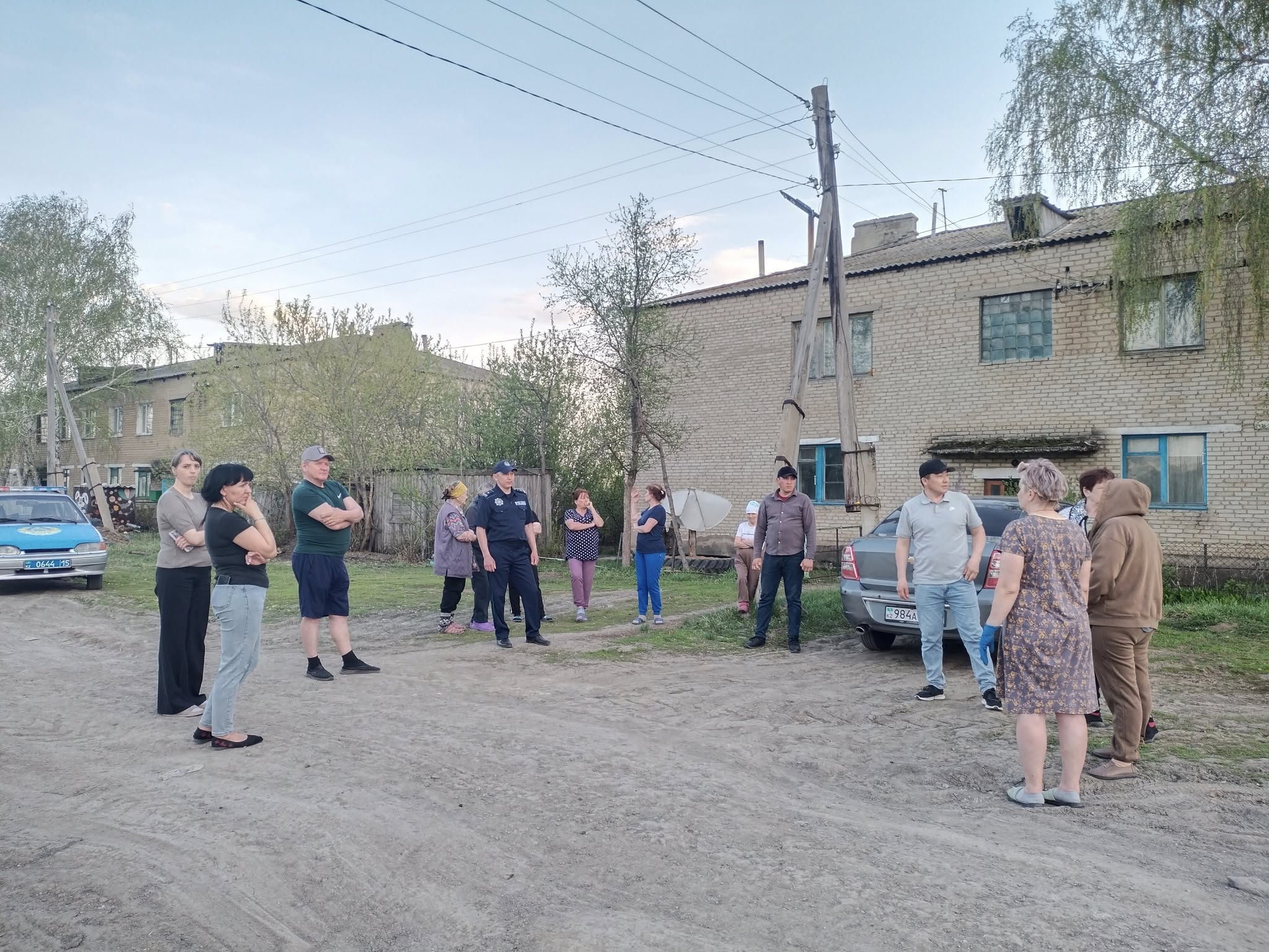 Жергілікті тұрғындармен жиын