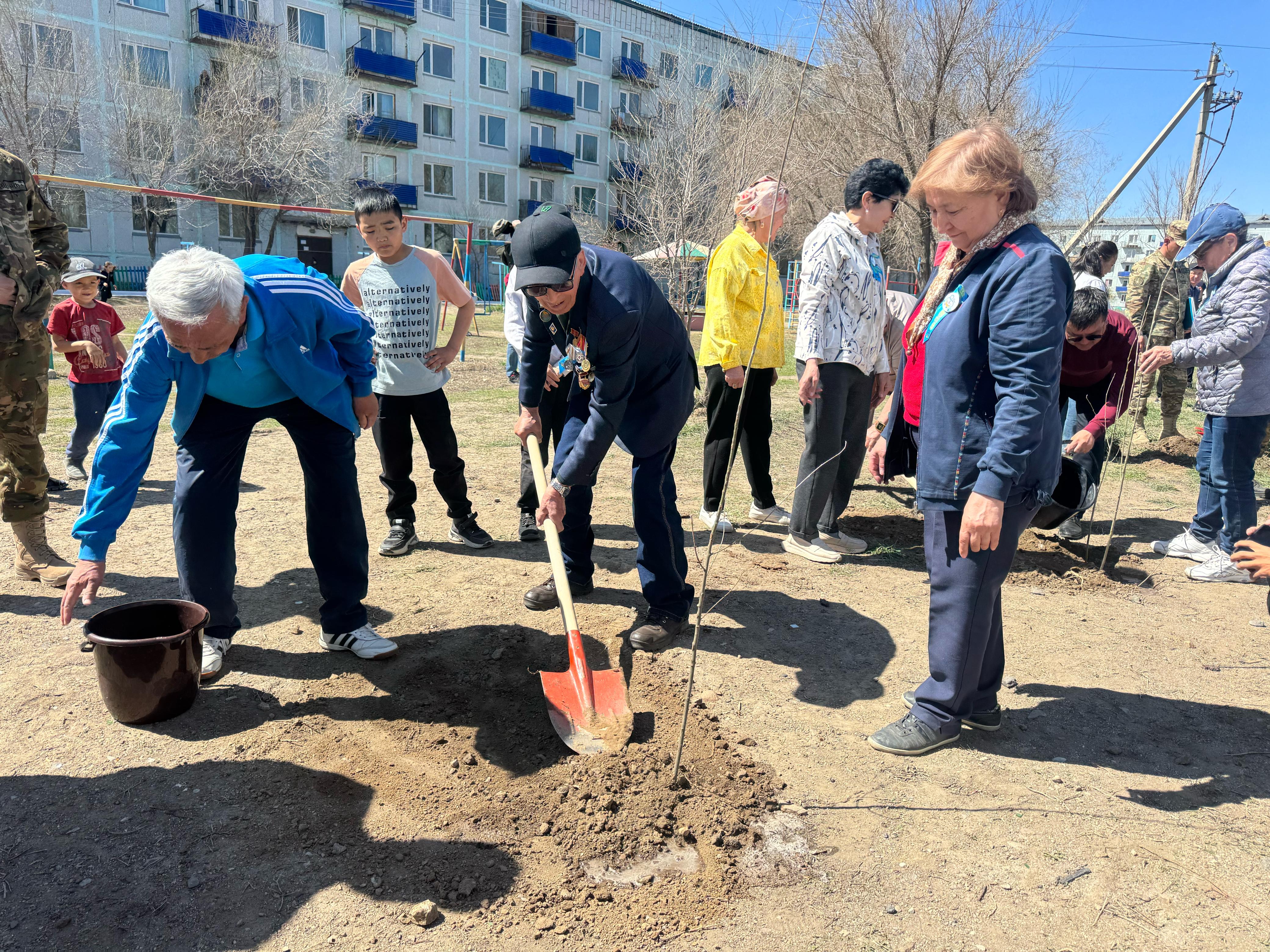 Сохраняя память и природу: экоакция к юбилею Победы в Аягозе