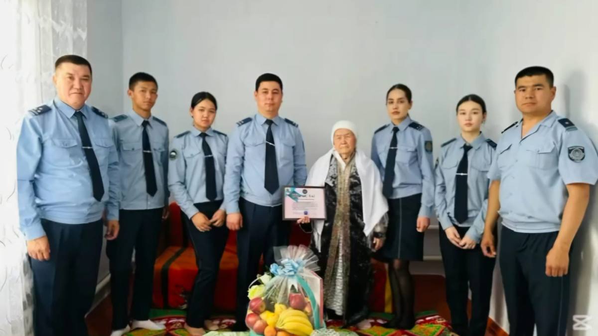 Полицейские вместе с юными стражами поздравили 90-летнюю ветерана тыла