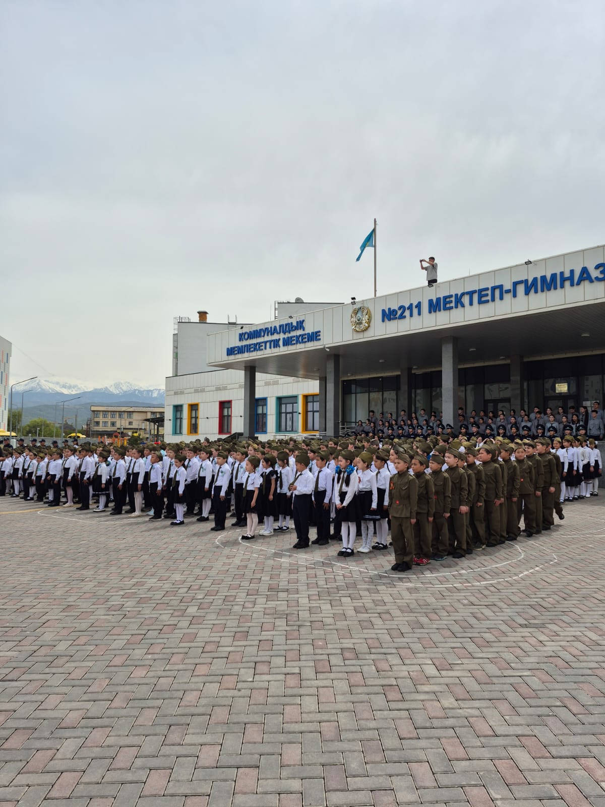Школьники Алматы провели масштабную музыкальную акцию