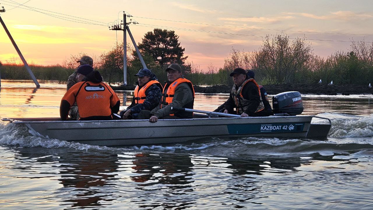 ПД бастығы Заречный кентін қайықпен аралап, жеке құрамның жұмысын үйлестірді
